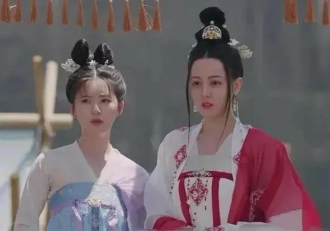 Nhìn cô mờ nhạt hơn hẳn vai nữ chính của Địch Lệ Nhiệt Ba.