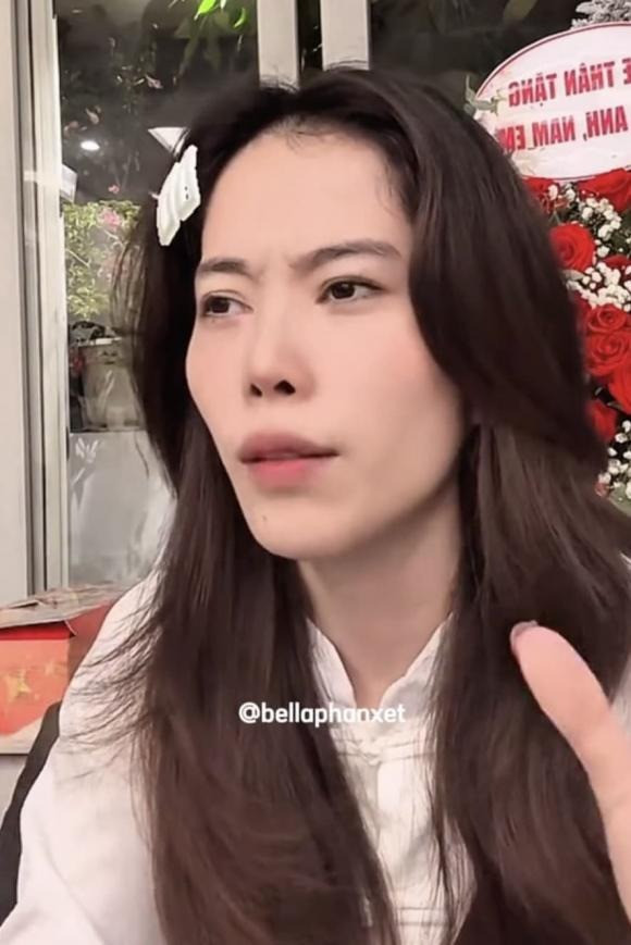 Nam Em khẳng định cô không sai khi nhận tiền cọc vì có xuất hiện trong buổi livestream. Nam Em khẳng định cô không sai khi nhận tiền cọc vì có xuất hiện trong buổi livestream.