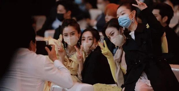 Mọi người vui vẻ chụp ảnh cùng nhau...