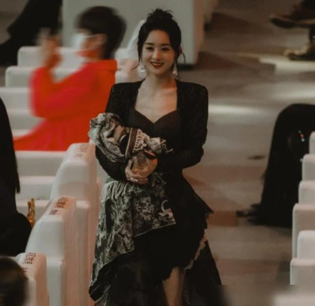 Nụ cười tươi tắn của Triệu Lệ Dĩnh khi đi ngang qua tình địch.