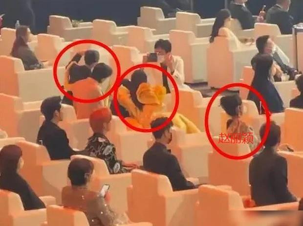 Hai sao nữ cũng bị xếp cùng hàng ghế trong đêm hội Weibo