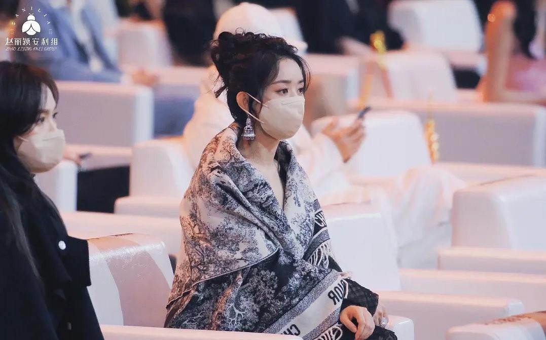 còn Triệu Lệ Dĩnh ngồi khá cô đơn