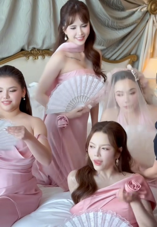 Bạn bè nghệ sĩ thân thiết làm phù dâu cho Hồ Quỳnh Hương. Bạn bè nghệ sĩ thân thiết làm phù dâu cho Hồ Quỳnh Hương.