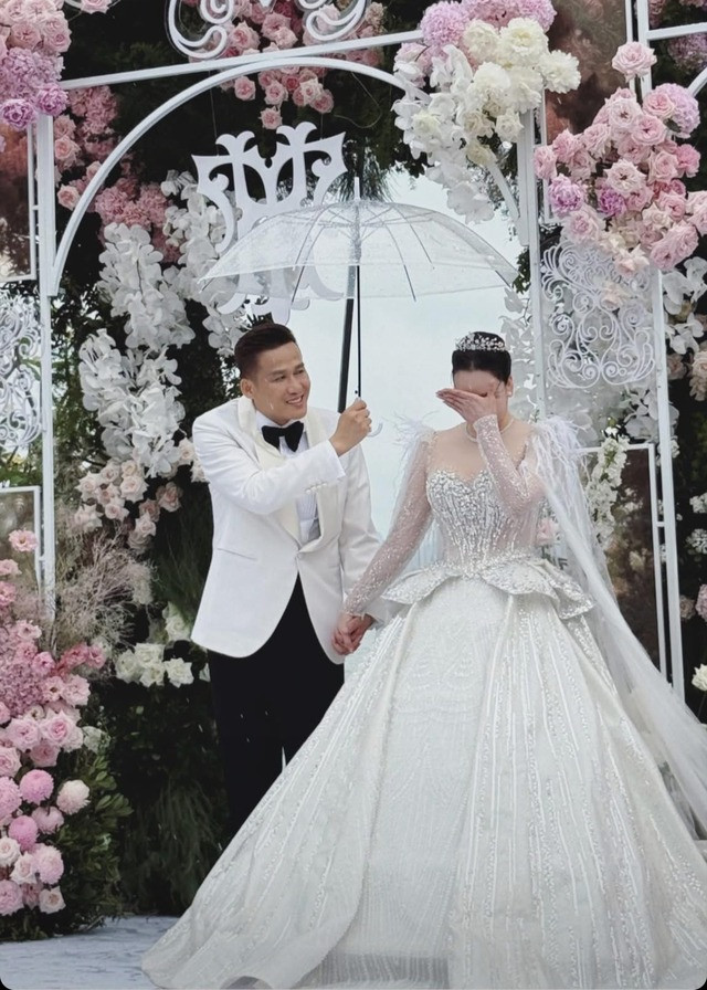 Nữ ca sĩ xúc động rơi nước mắt trong đám cưới. Nữ ca sĩ xúc động rơi nước mắt trong đám cưới.