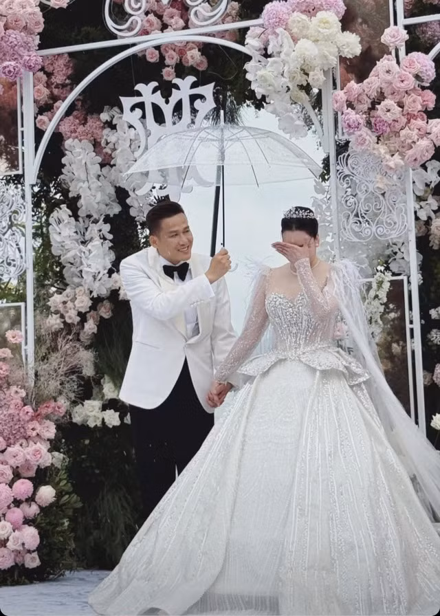 Nữ ca sĩ xúc động rơi nước mắt trong đám cưới.