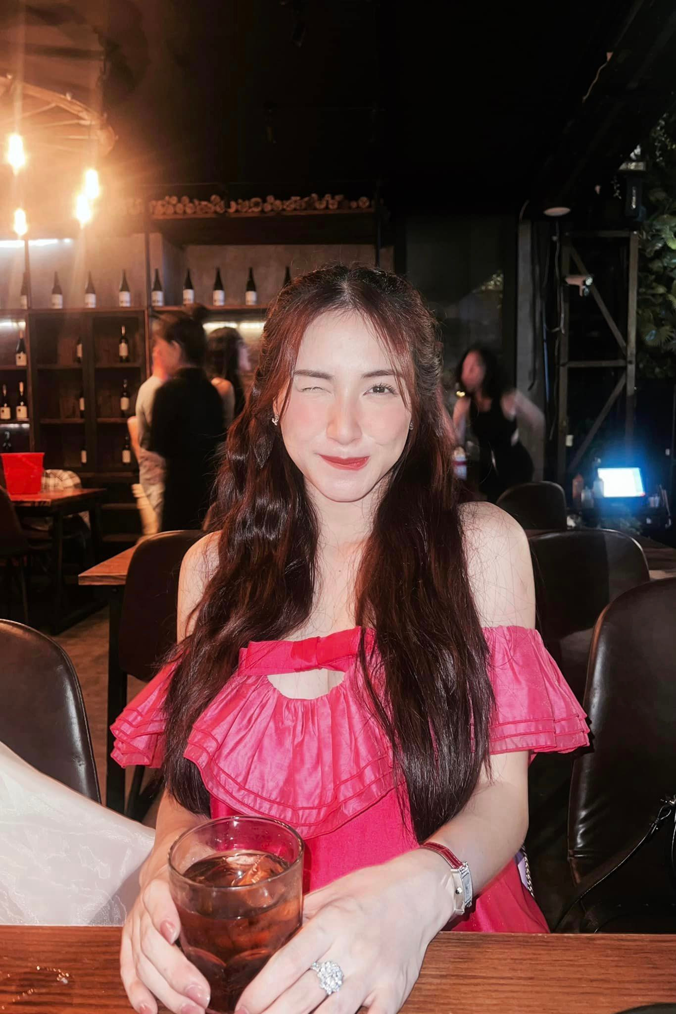 Nữ ca sĩ chăm chỉ chia sẻ những khoảnh khắc vui vẻ. Nữ ca sĩ chăm chỉ chia sẻ những khoảnh khắc vui vẻ.