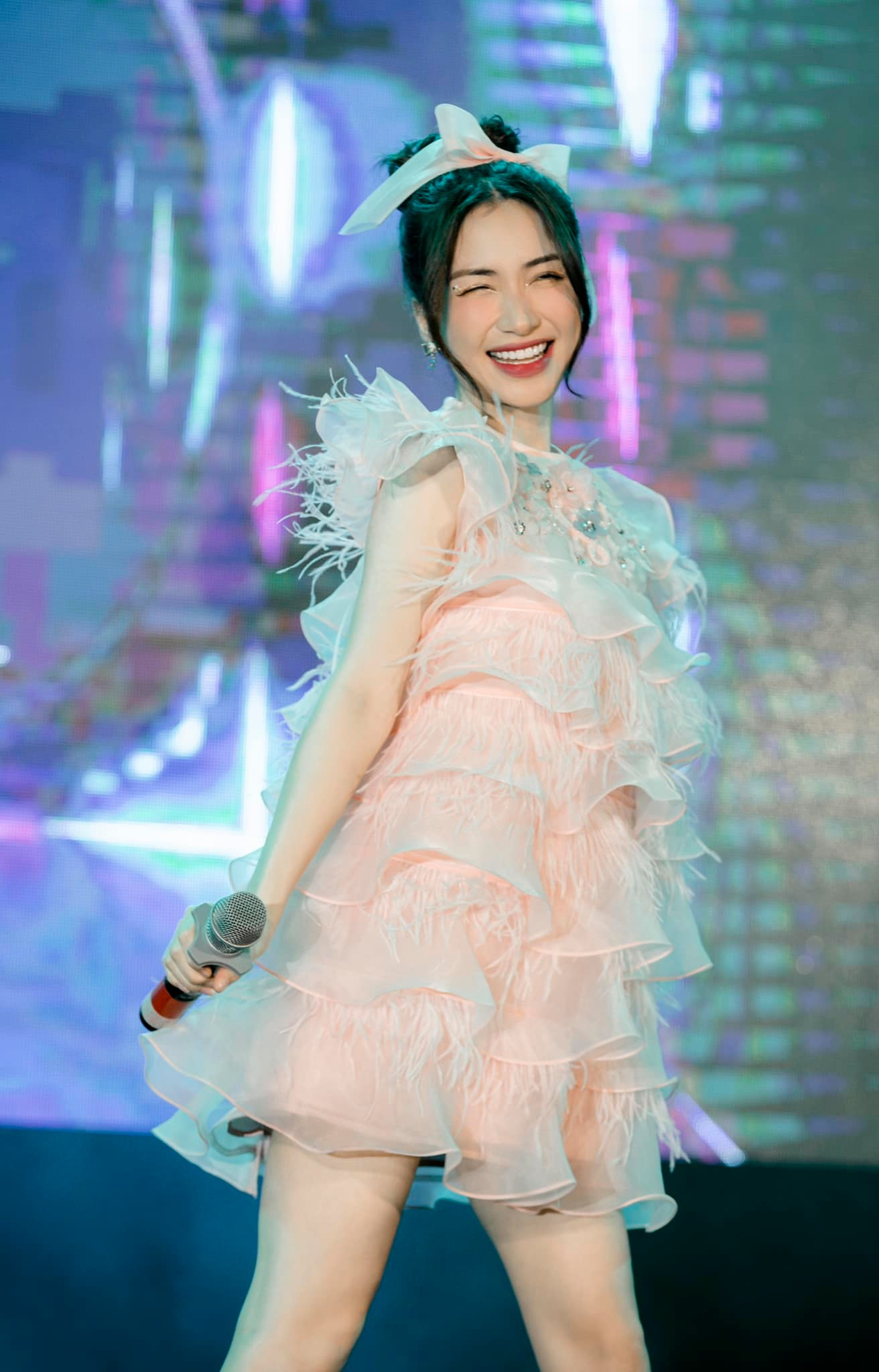 Hòa Minzy lúc nào cũng tươi vui rạng rỡ. Hòa Minzy lúc nào cũng tươi vui rạng rỡ.