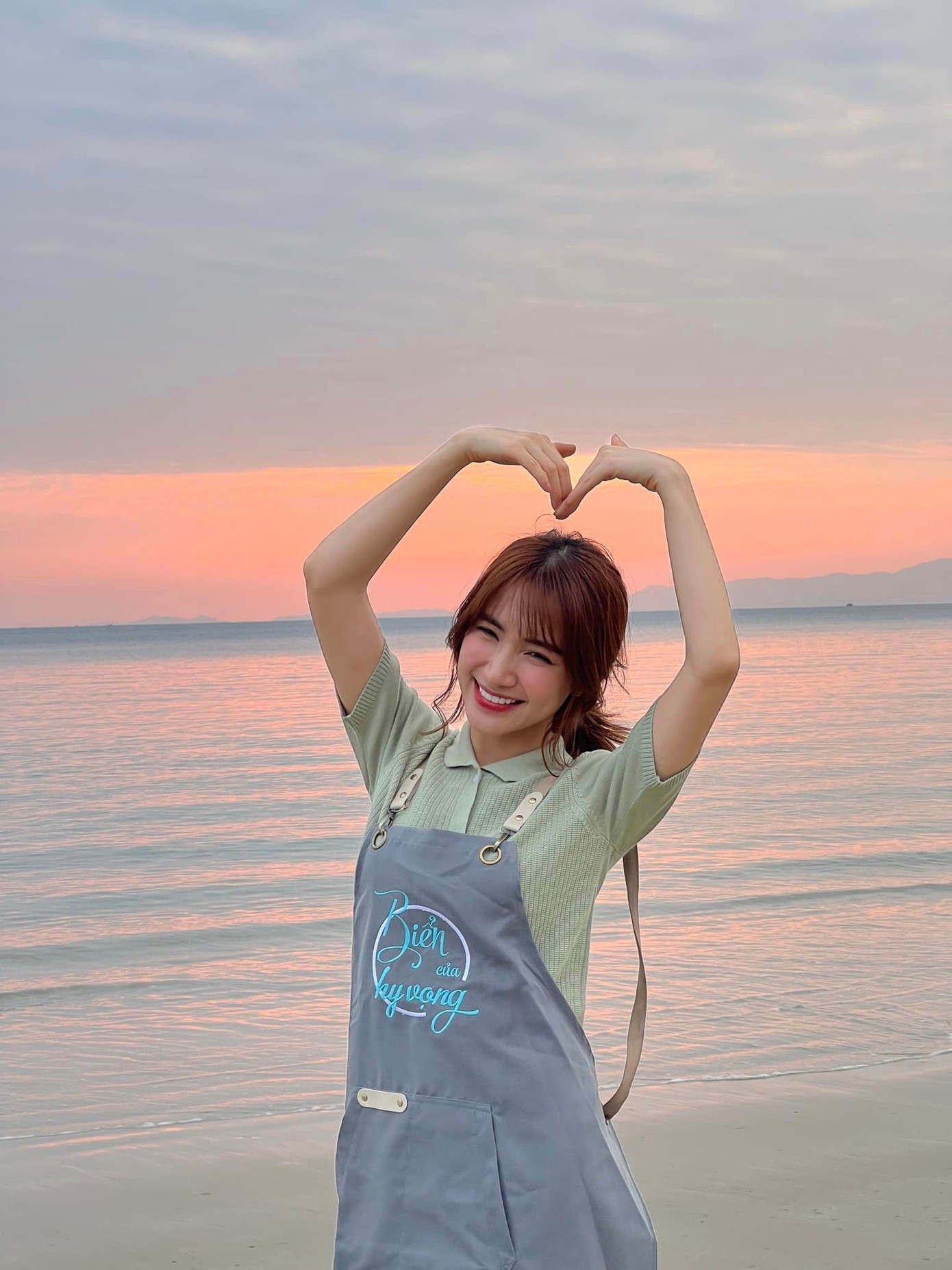 Nữ ca sĩ từng khóc trong chương trình Biển Của Hy Vọng. Nữ ca sĩ từng khóc trong chương trình Biển Của Hy Vọng.