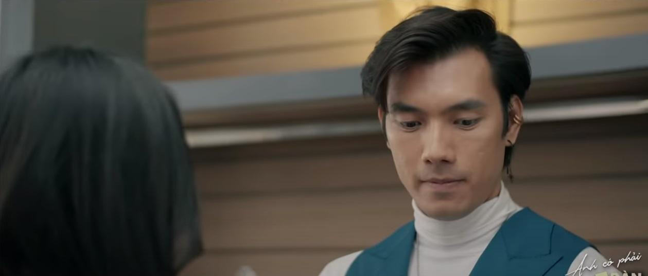 Cô nàng liên tục kiếm soát Tuấn Khang rất kỹ