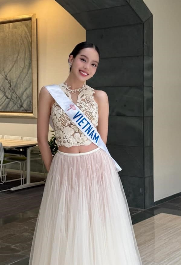 Thanh Thủy được khen rất hợp với tóc búi cao. Thanh Thủy được khen rất hợp với tóc búi cao.