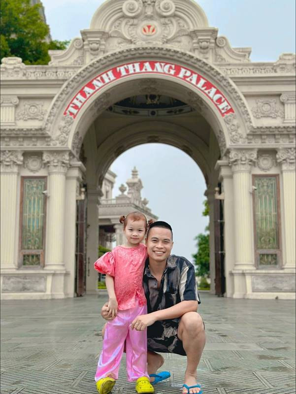 Cô bé lém lỉnh nhưng ngoan ngoãn, được đông đảo mọi người yêu quý.