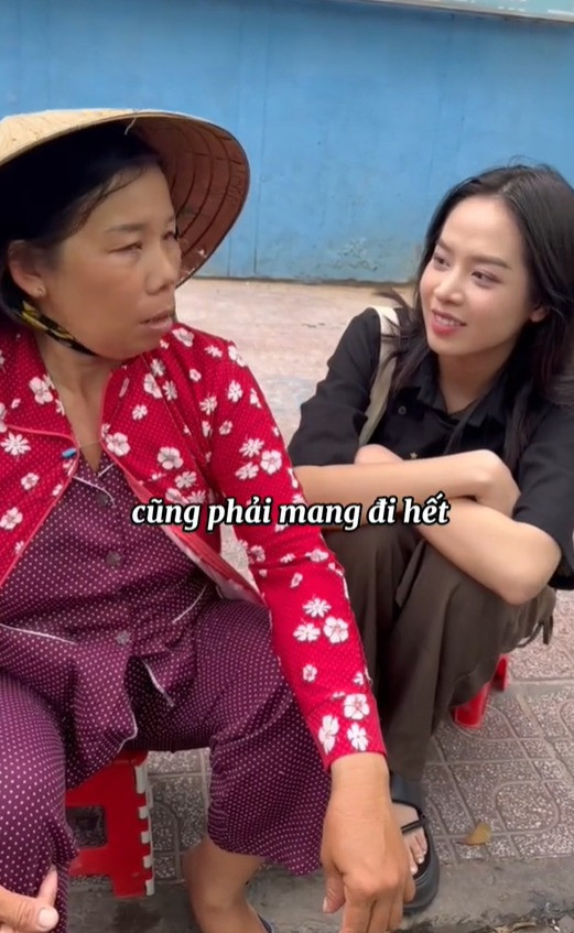 Nàng hậu có loạt video đi ăn quán lề đường rất được yêu thích. Nàng hậu có loạt video đi ăn quán lề đường rất được yêu thích.