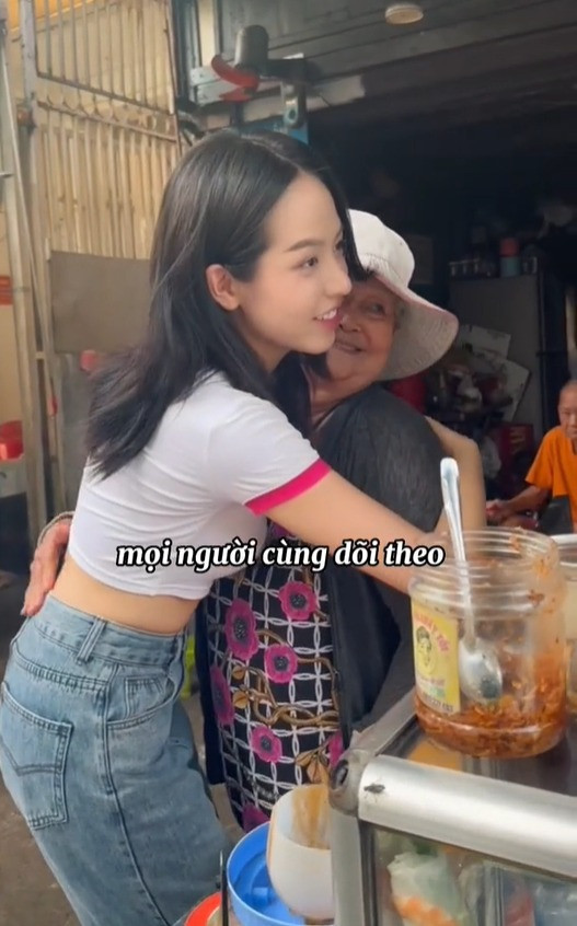 Nàng hậu có loạt video đi ăn quán lề đường rất được yêu thích. Nàng hậu có loạt video đi ăn quán lề đường rất được yêu thích.