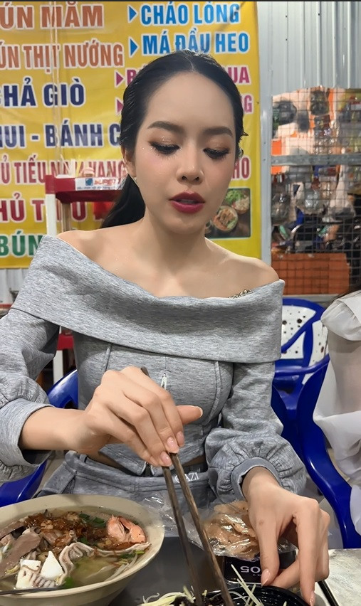 Thanh Thủy rất thích các món ăn Việt.