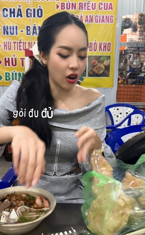 Nàng hậu sung sướng khi được ăn những món yêu thích. Nàng hậu sung sướng khi được ăn những món yêu thích.