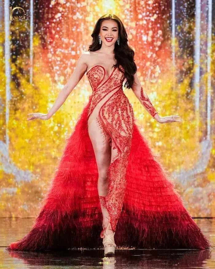 Váy dạ hội mà Engfa mặc đêm Bán kết...