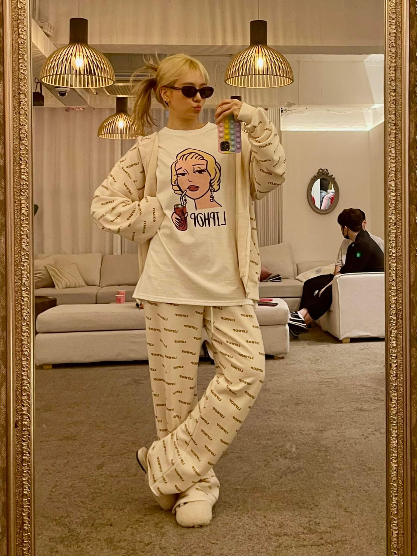 Hari Won có bàn tay khá gầy guộc.