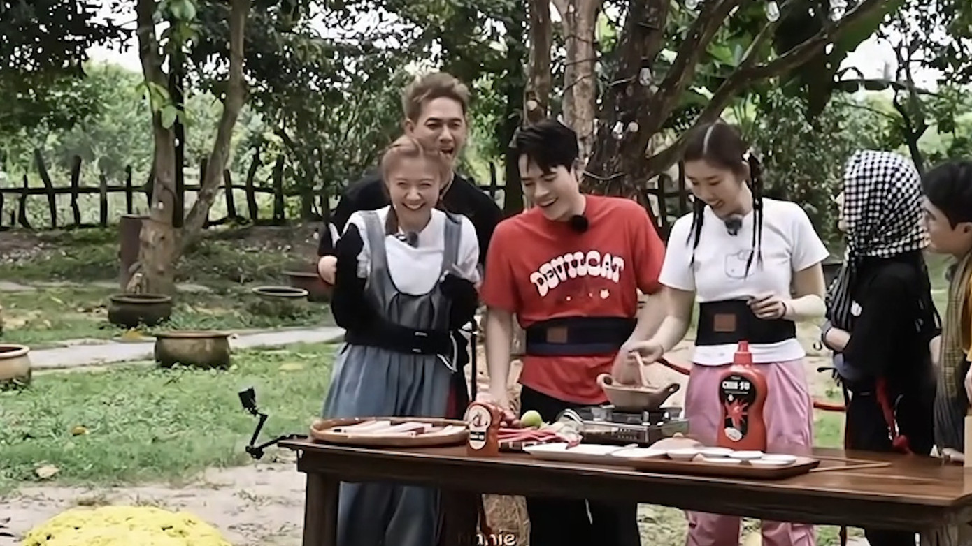 Hai người rất tình cảm trong show thực tế mới. Hai người rất tình cảm trong show thực tế mới.