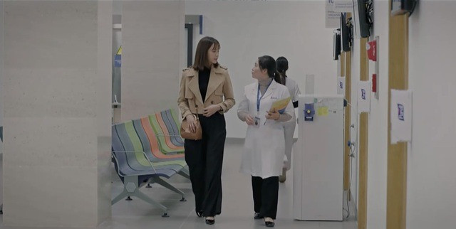 Cô còn đi giày cao gót đến viện khám thai. Cô còn đi giày cao gót đến viện khám thai.