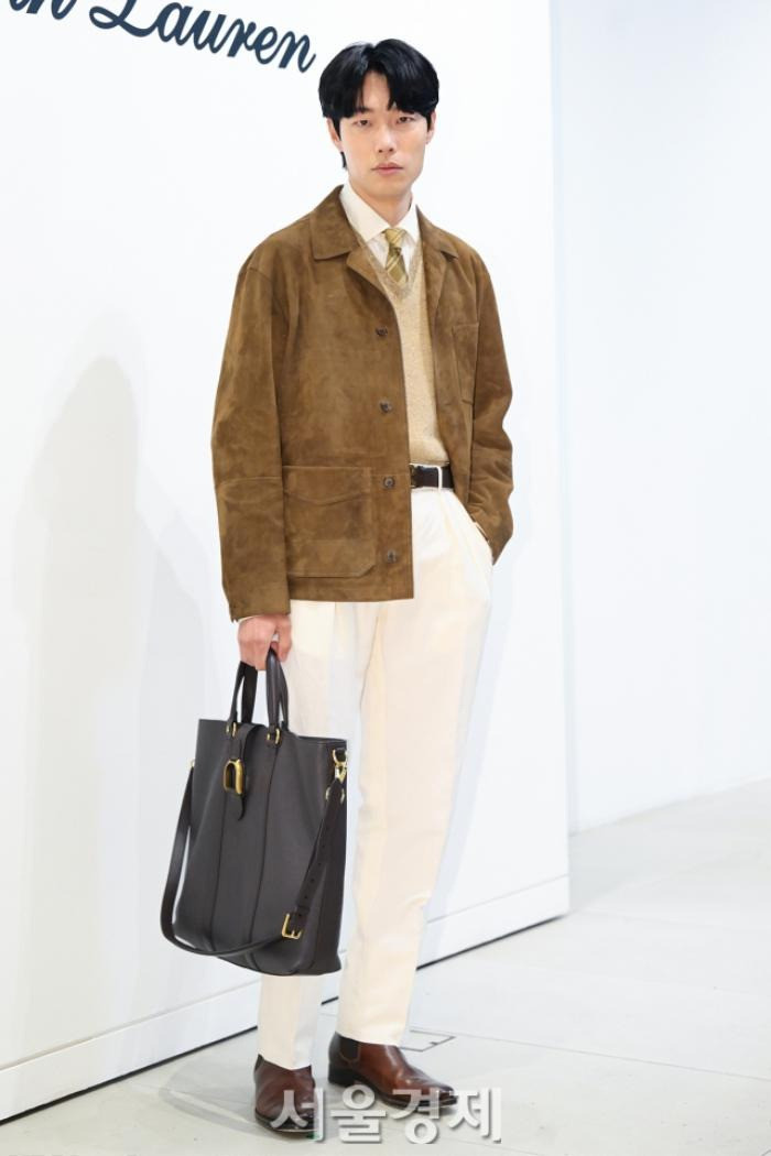 Nam diễn viên nhìn mệt mỏi thấy rõ trước ống kính. Nam diễn viên nhìn mệt mỏi thấy rõ trước ống kính.