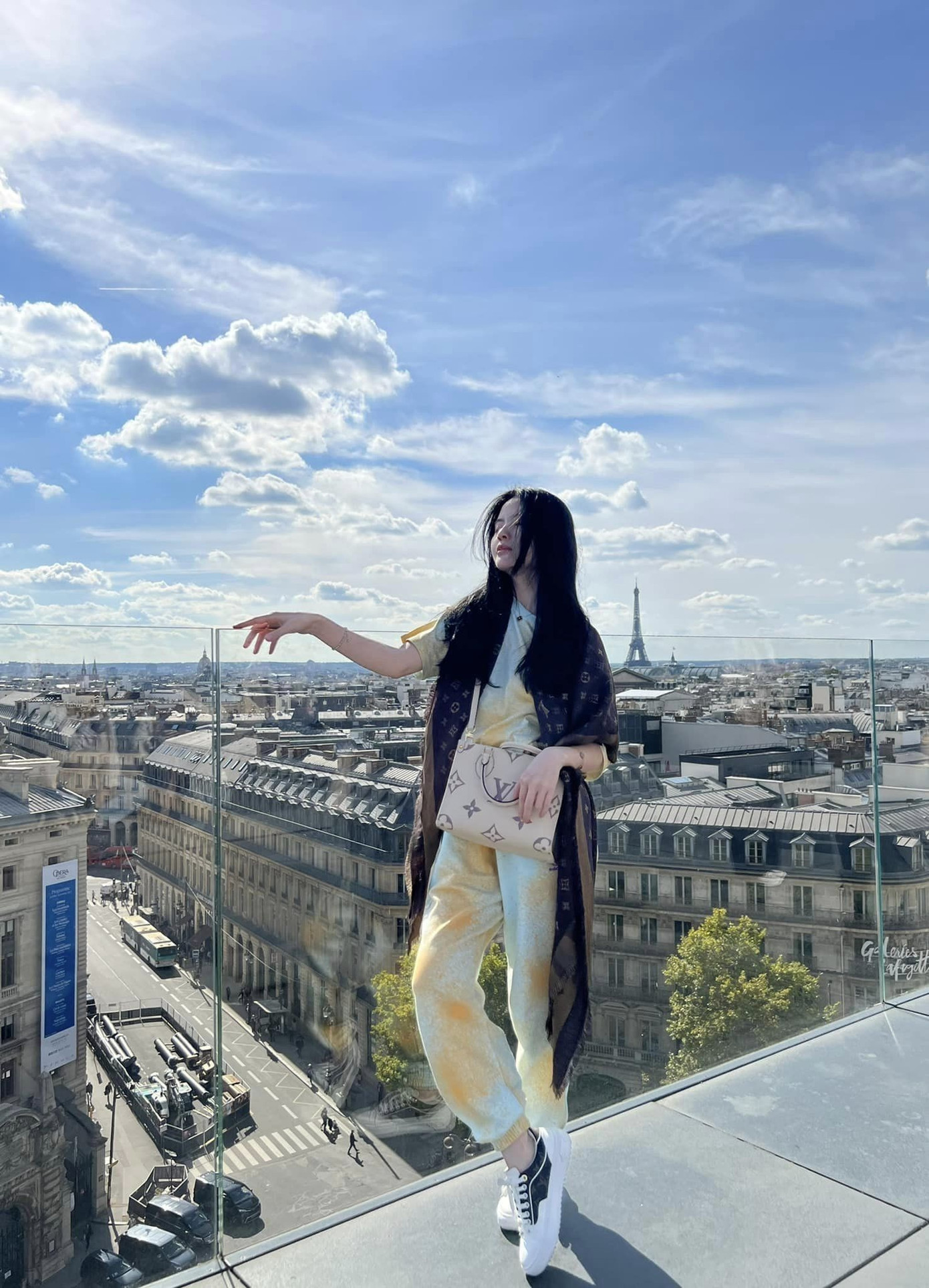 Chu Thanh Huyền đã sang Pháp ủng hộ bạn trai.