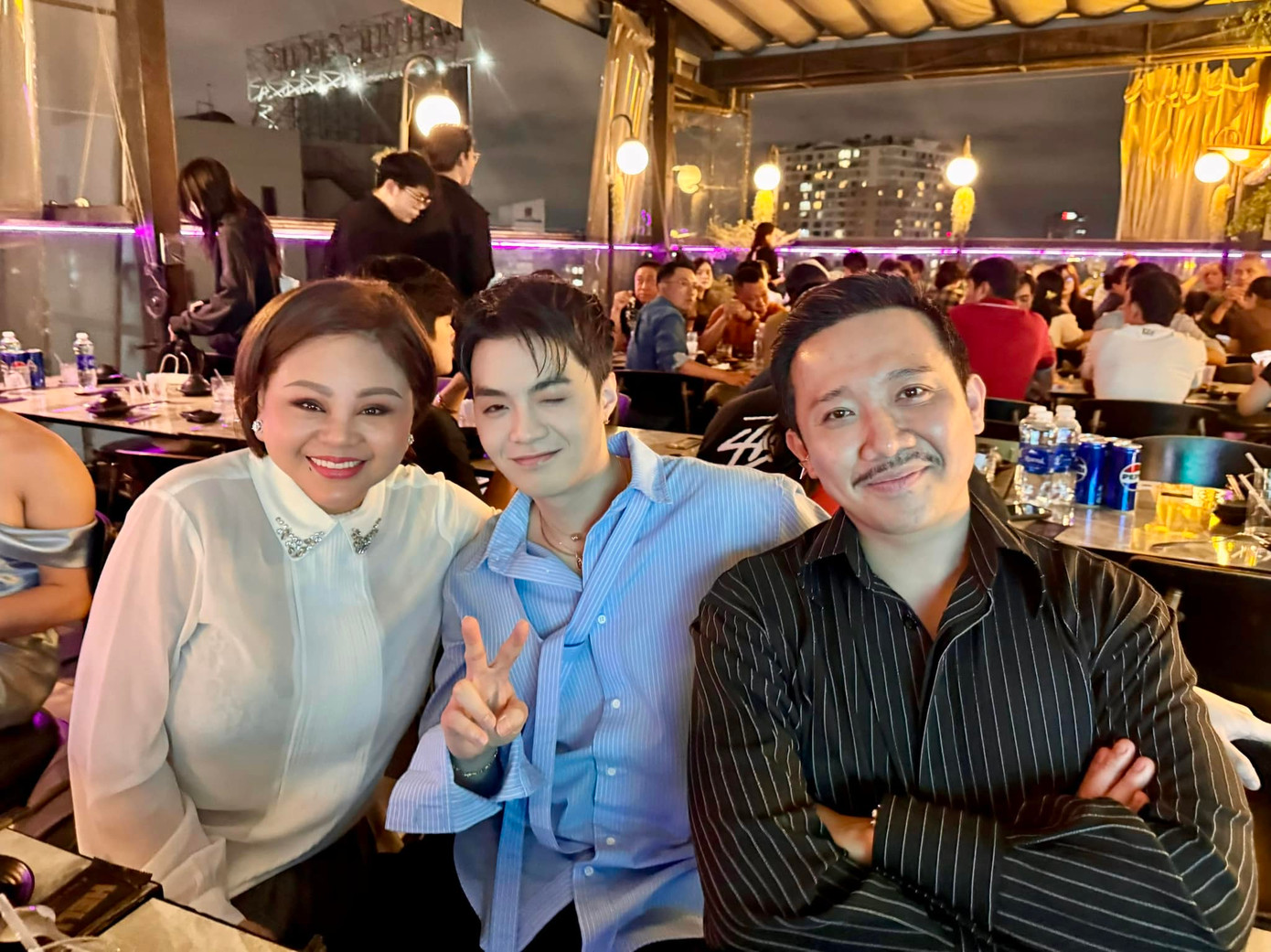 Negav đóng vai phụ nên chưa có mặt trên poster này cũng đúng.