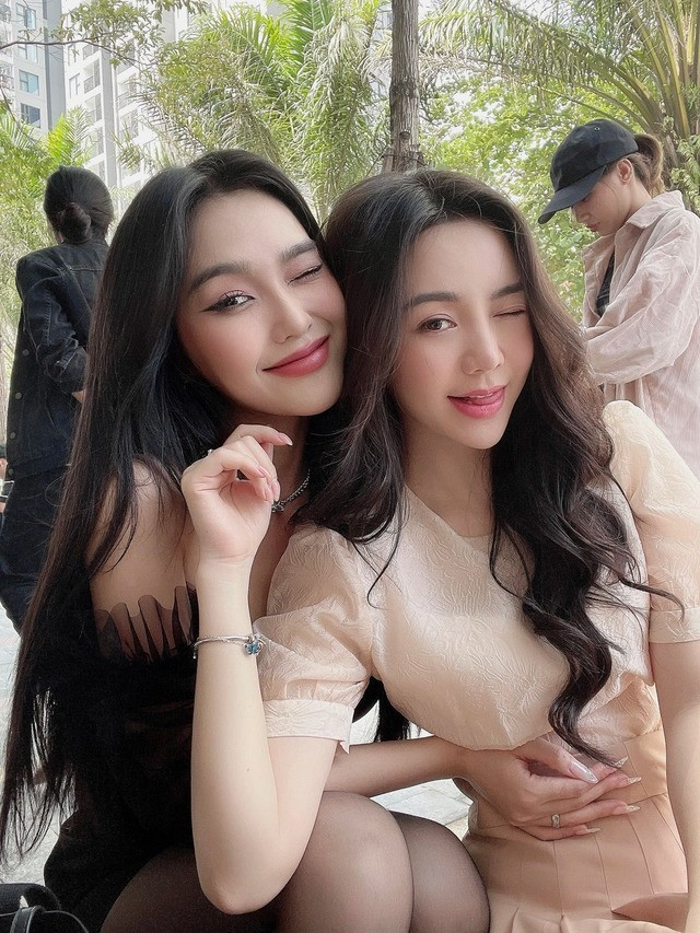 Hai nữ diễn viên thân thiết ở hậu trường.