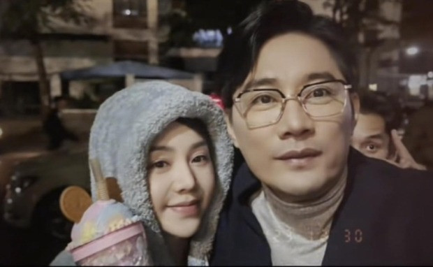 Quỳnh Kool khoe ảnh chụp chung với Khôi Trần. Quỳnh Kool khoe ảnh chụp chung với Khôi Trần.