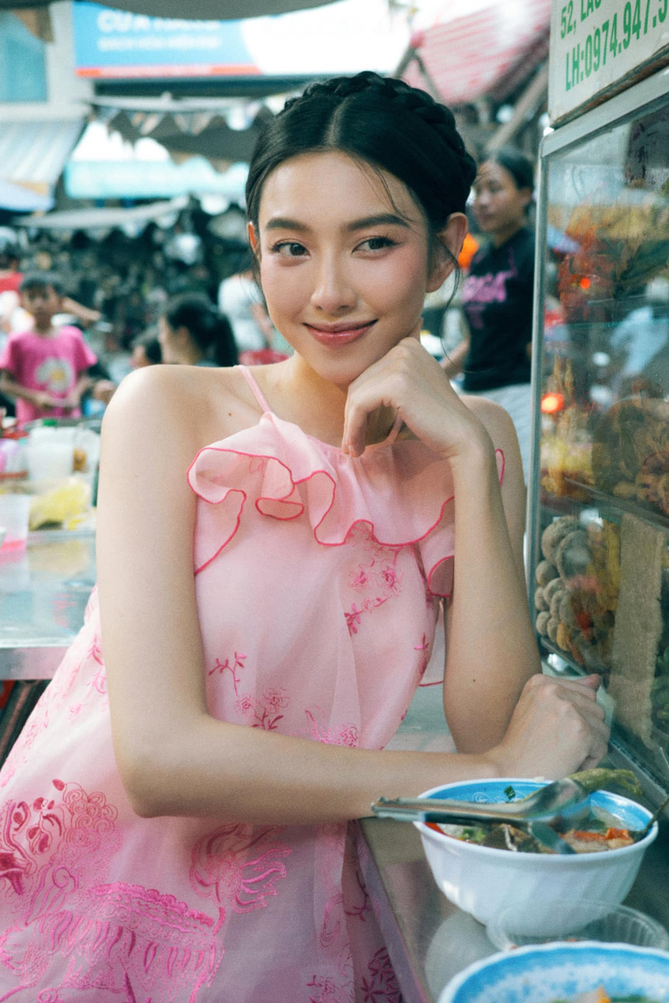 Nhưng sau đó bà Teresa lại hủy theo dõi Thùy Tiên.