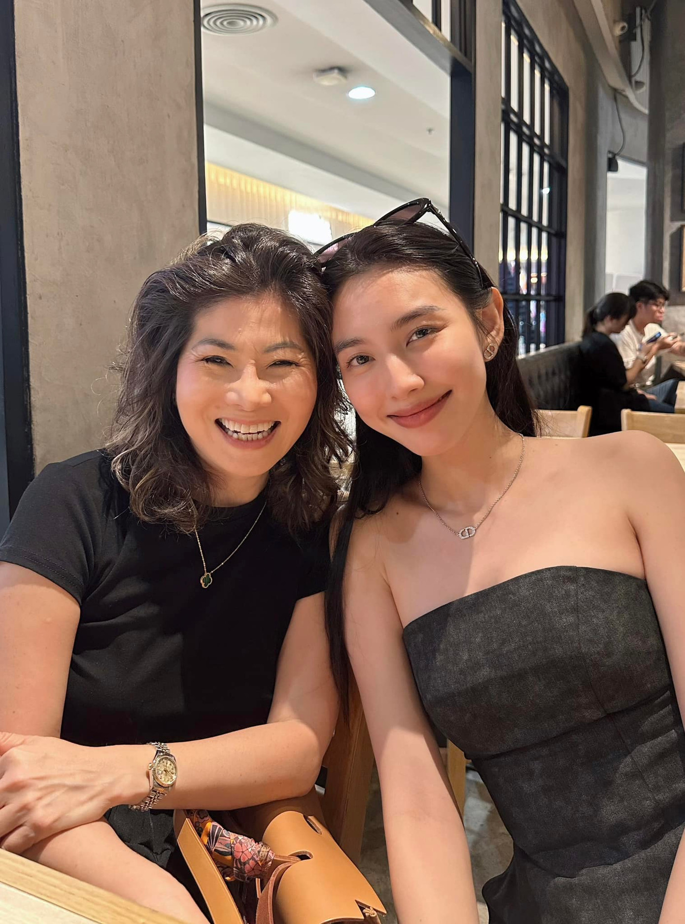 Thùy Tiên và bà Teresa mới gặp lại nhau.