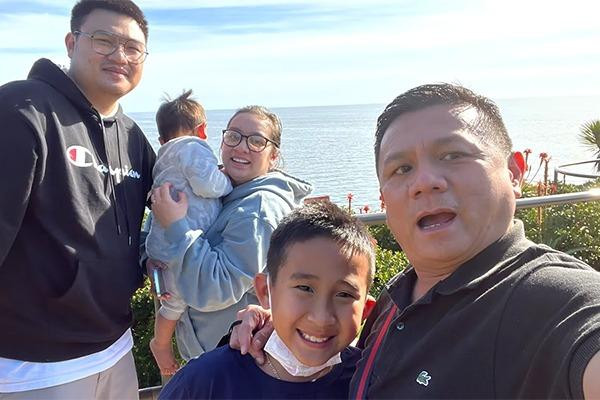 Ông DP Phạm bên gia đình con gái. Ông DP Phạm bên gia đình con gái.