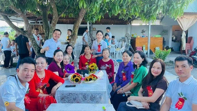 Nếu nói 80 cựu học sinh (niên khóa 1990-1999) như những bông hoa đẹp, thì các thầy cô giáo chính là những người tạo nên hương sắc cho những bông hoa này. Nếu nói 80 cựu học sinh (niên khóa 1990-1999) như những bông hoa đẹp, thì các thầy cô giáo chính là những người tạo nên hương sắc cho những bông hoa này.