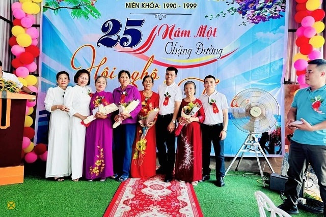 Tại buổi lễ kỷ niệm 25 năm ngày ra trường, các cựu học sinh THCS Quảng Lộc, Quảng Xương, Thanh Hóa đã có dịp được tặng hoa, quà và tri ân các thầy cô giáo. Tại buổi lễ kỷ niệm 25 năm ngày ra trường, các cựu học sinh THCS Quảng Lộc, Quảng Xương, Thanh Hóa đã có dịp được tặng hoa, quà và tri ân các thầy cô giáo.