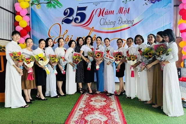 Những nụ cười trong ngày Hội ngộ và Tri ân - 25 năm một chặng đường (niên khóa 1990-1999). Những nụ cười trong ngày Hội ngộ và Tri ân - 25 năm một chặng đường (niên khóa 1990-1999).