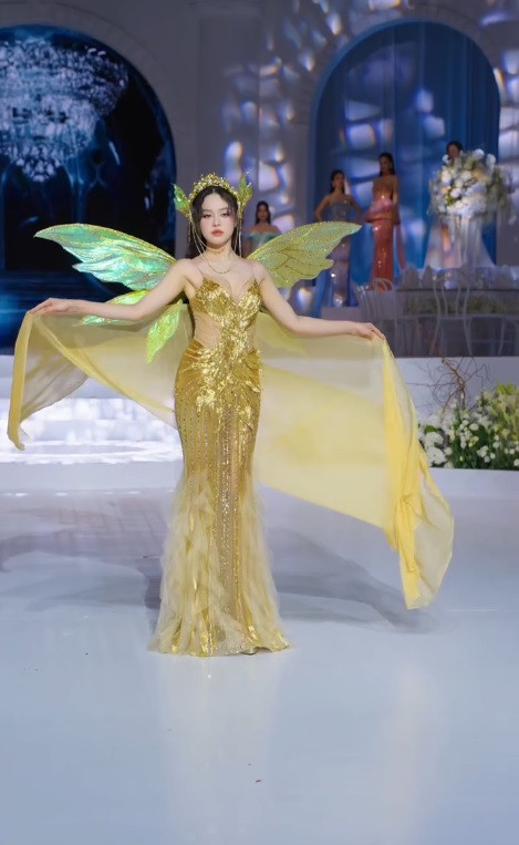 Tạo hình lộng lẫy của Thanh Thủy trong show diễn. Tạo hình lộng lẫy của Thanh Thủy trong show diễn.