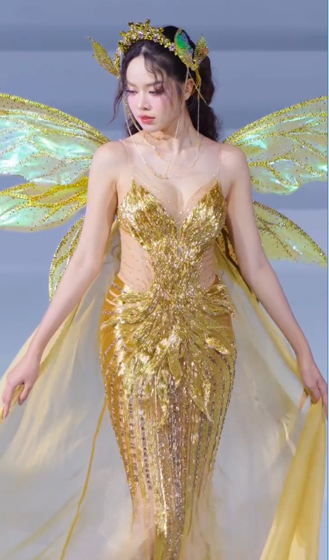 Tạo hình lộng lẫy của Thanh Thủy trong show diễn. Tạo hình lộng lẫy của Thanh Thủy trong show diễn.