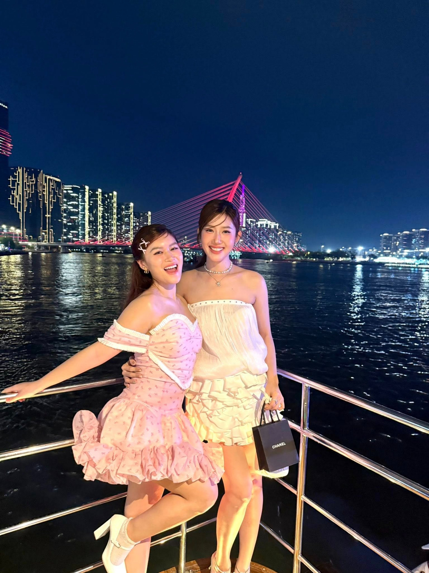 Hội bạn 4 người nay lại thiếu Võ Cảnh.