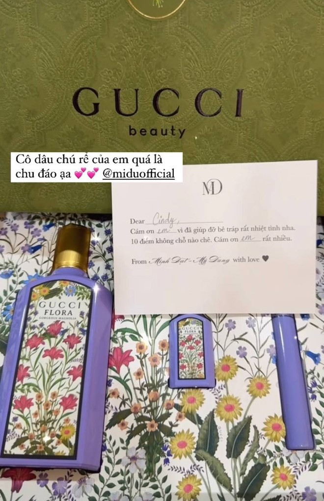 Hai vợ chồng Midu gửi quà cám ơn đến bạn bè đã tham gia bê tráp trong lễ ăn hỏi. Hai vợ chồng Midu gửi quà cám ơn đến bạn bè đã tham gia bê tráp trong lễ ăn hỏi.