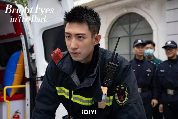 Hoàng Cảnh Du mạnh mẽ trong Anh ấy bước ra từ ánh lửa. Hoàng Cảnh Du mạnh mẽ trong Anh ấy bước ra từ ánh lửa.