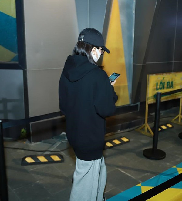 Diệu Nhi bí mật đến cổ vũ phim của Anh Tú. Diệu Nhi bí mật đến cổ vũ phim của Anh Tú.