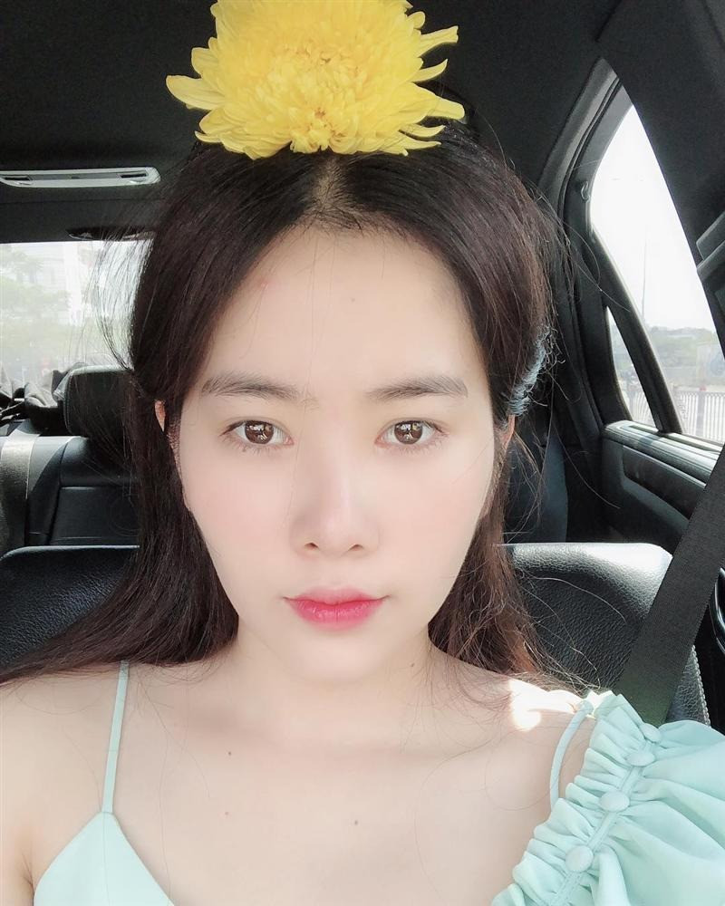 Cô đã nhấn mí, mở rộng góc mắt nhưng không ưng ý. Cô đã nhấn mí, mở rộng góc mắt nhưng không ưng ý.