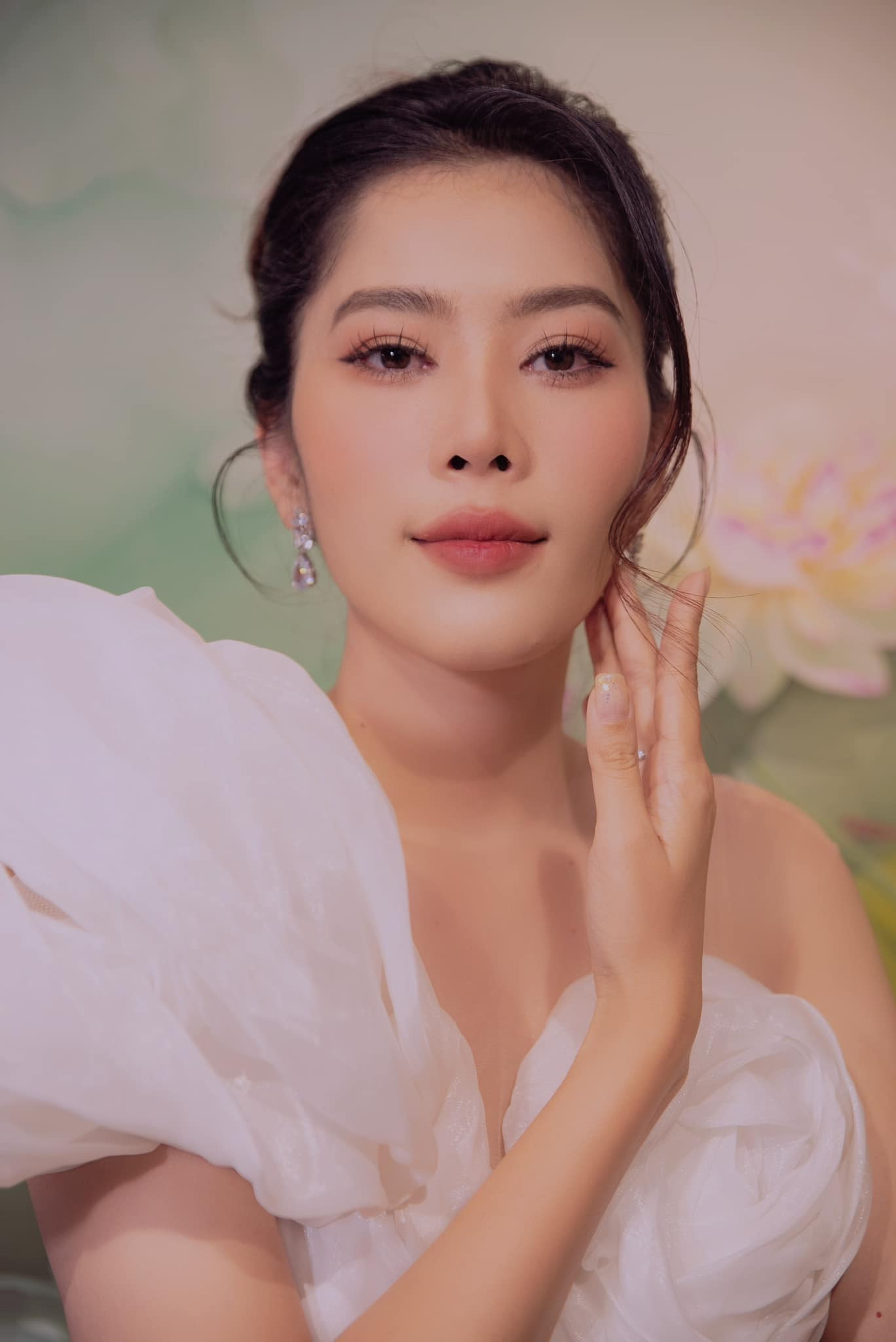 Nam Em thấy tiếc vì đã đụng dao kéo. Nam Em thấy tiếc vì đã đụng dao kéo.