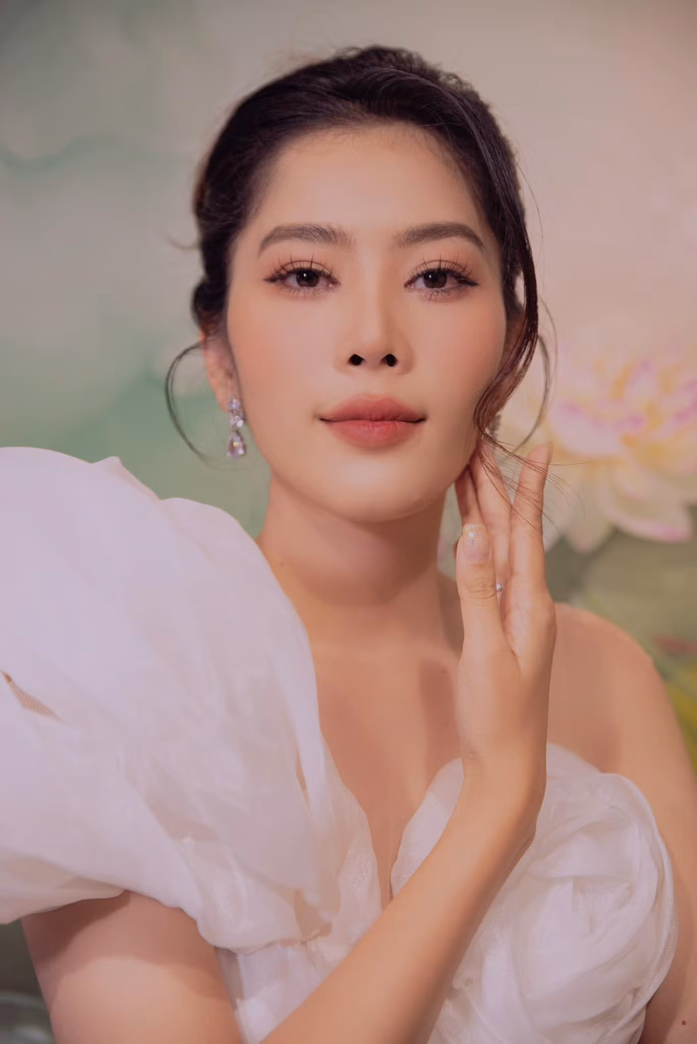 Nam Em thấy tiếc vì đã đụng dao kéo. Nam Em thấy tiếc vì đã đụng dao kéo.
