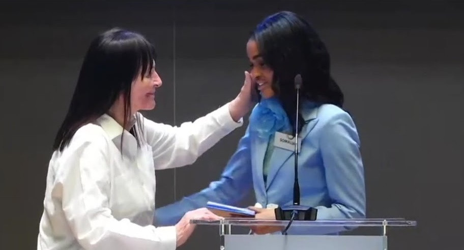 Chủ tịch Miss World đã tới an ủi người đẹp khi cô nghẹn ngào xúc động Chủ tịch Miss World đã tới an ủi người đẹp khi cô nghẹn ngào xúc động