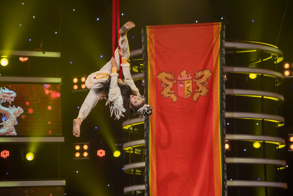 Không chỉ hát hay múa, Nam Phong còn trình diễn xiếc trên dây. Không chỉ hát hay múa, Nam Phong còn trình diễn xiếc trên dây.