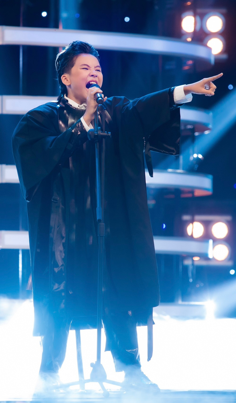 Nam Phong gây ấn tượng ngay từ tập 1 khi hóa thân thành ca sĩ Tùng Dương. Nam Phong gây ấn tượng ngay từ tập 1 khi hóa thân thành ca sĩ Tùng Dương.