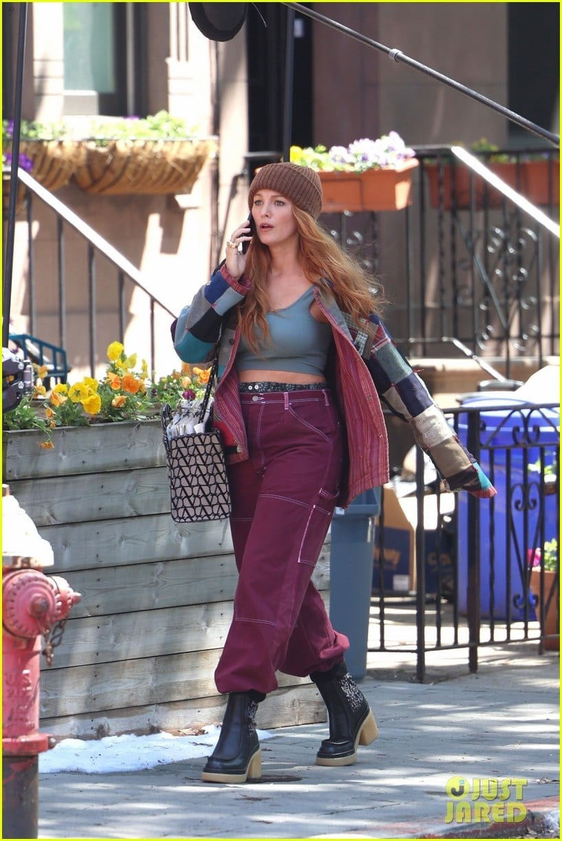 Blake Lively có tạo hình trẻ trung nhưng vẫn bị cho là già hơn nhân vật. Blake Lively có tạo hình trẻ trung nhưng vẫn bị cho là già hơn nhân vật.