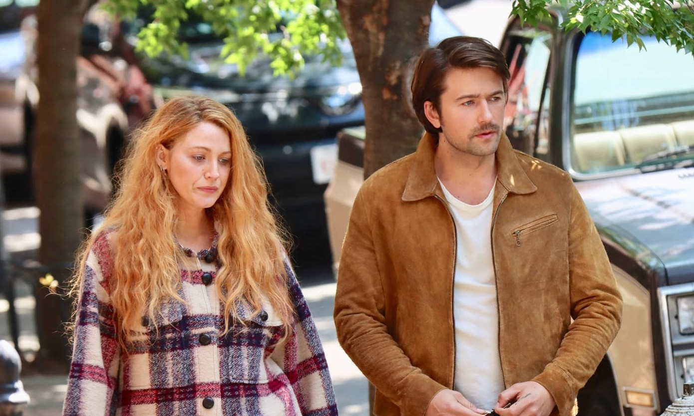 Hai diễn viên chính gây tranh cãi về tuổi tác. Hai diễn viên chính gây tranh cãi về tuổi tác.