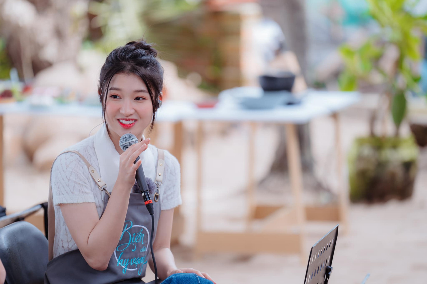 Cô nàng luôn vui tươi rạng rỡ khi ghi hình. Cô nàng luôn vui tươi rạng rỡ khi ghi hình.