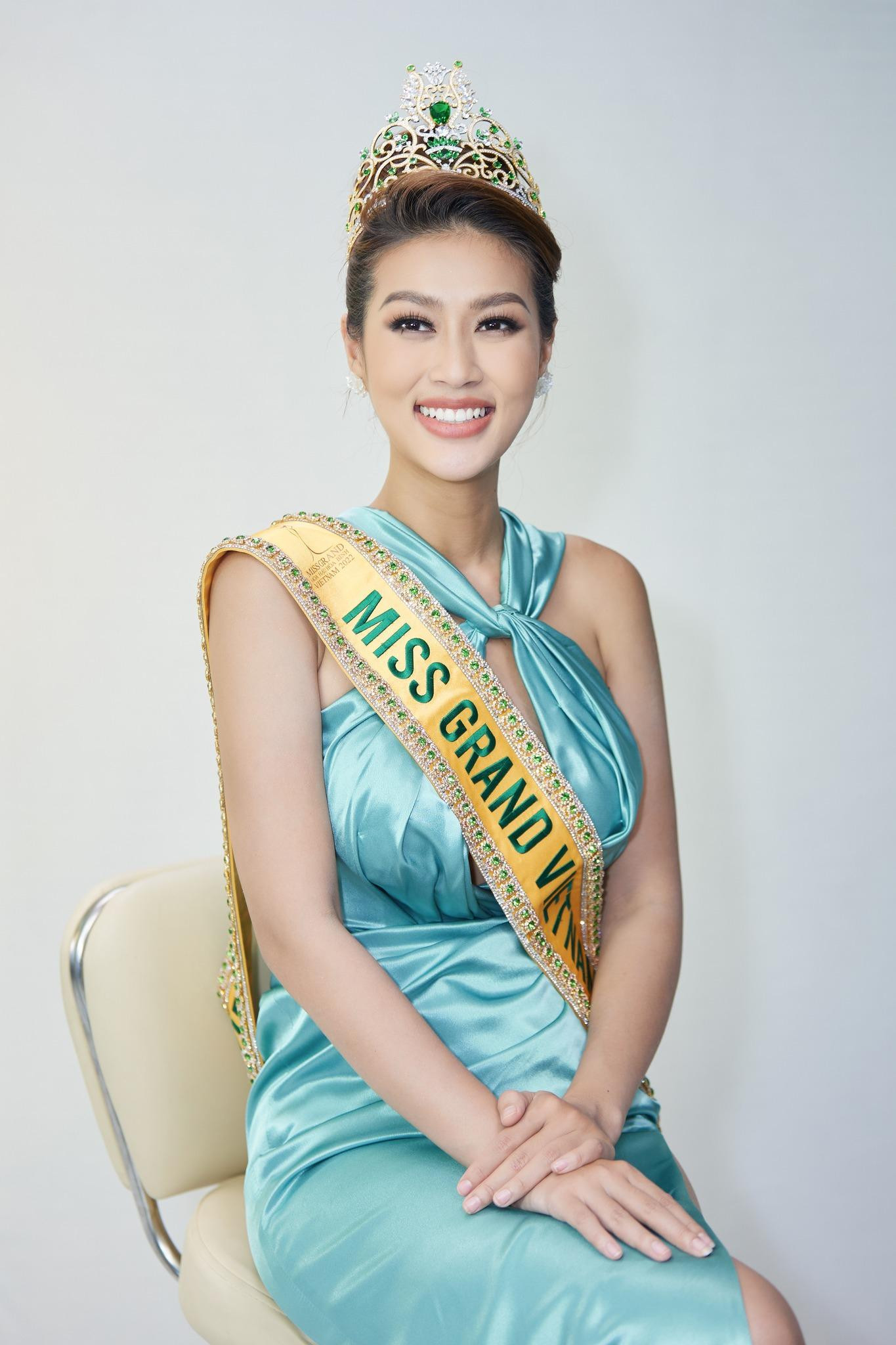 Nàng hậu vẫn đeo vương miện gãy đi muôn nơi.